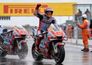 marc marquez wint sensationele en chaotische sprin