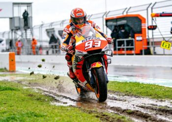 marquez onbestraft na opmerkelijke pit entry in sp