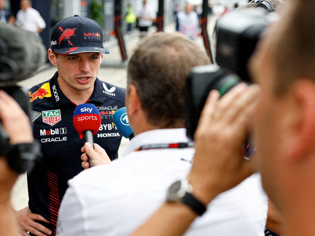 max verstappen en incident journalist fia spreekt red bull aan