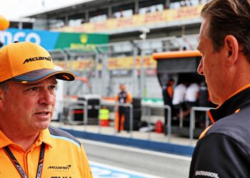 mclaren ceo brown wijst mercedes aan als bestemmin