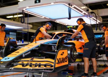 mclaren introduceert fors vernieuwde auto in miami