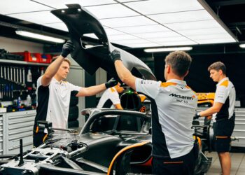 mclaren onthult zwaar herziene mcl40 in miami
