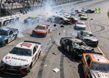 megacrash met 26 autos legt nascar race op tallade