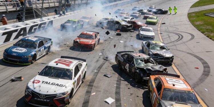 megacrash met 26 autos legt nascar race op tallade