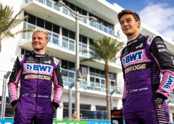 mercedes onthult opvallende paarse racepakken voor