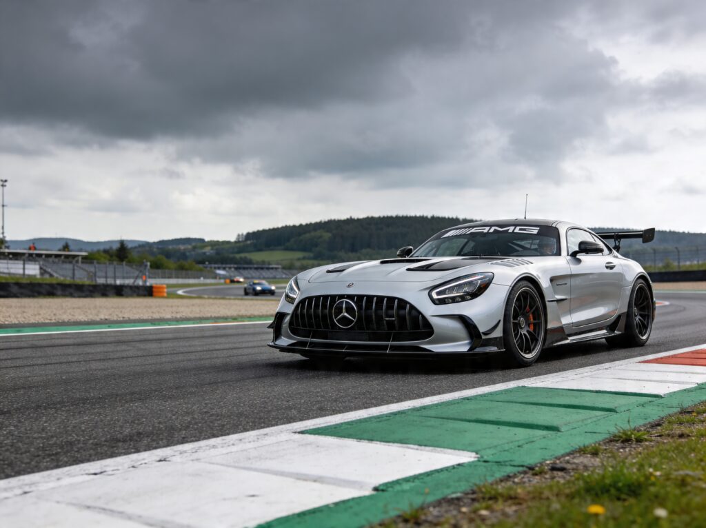 mercedes toont snelheid bij pirelli bandentest