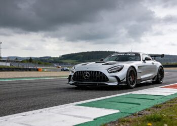 mercedes toont snelheid bij pirelli bandentest