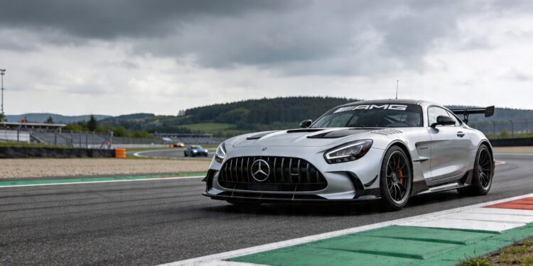 mercedes toont snelheid bij pirelli bandentest