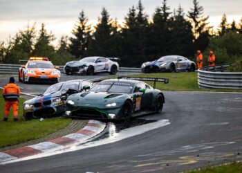 n rburgring kwalificatie gestaakt na zware crash met vloeistof