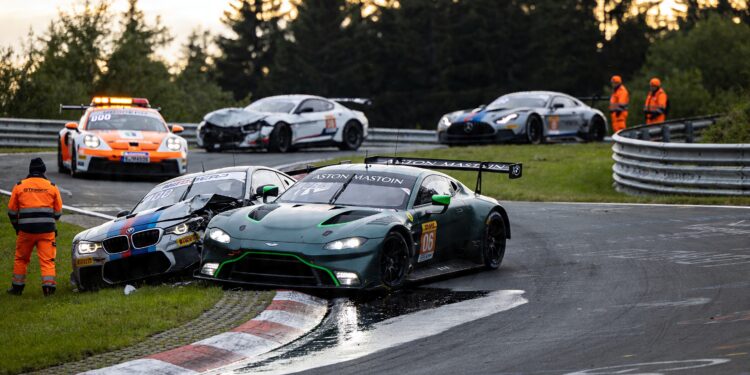 n rburgring kwalificatie gestaakt na zware crash met vloeistof