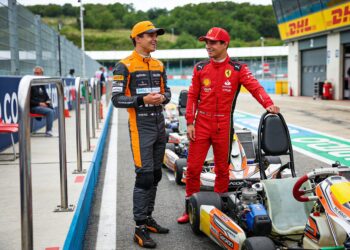 norris en sainz duelleren in historische kartchallenge