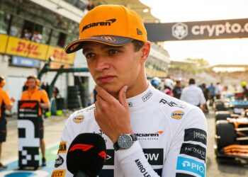 norris ziet kans in interne strijd bij mercedes