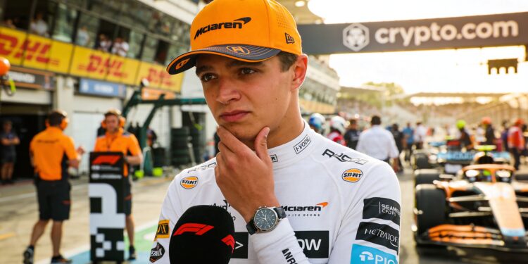 norris ziet kans in interne strijd bij mercedes