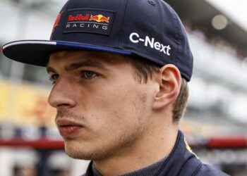 nurburgring kampioen van der linde ziet verstappen