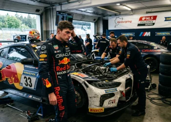 Max Verstappen valt uit na onverwachte splitterfout op Nordschleife