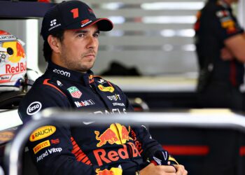 perez rijdt niet zonder de paus in zijn cockpit