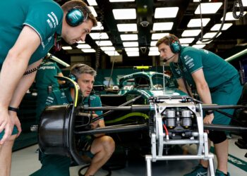 perez verbaasd over strijd met newey s aston martin