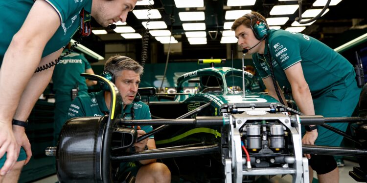 perez verbaasd over strijd met newey s aston martin