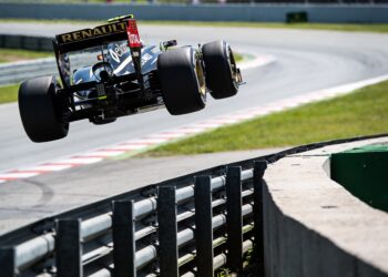 petrov verliest stuur in bizarre f1 crash maleisi 2011