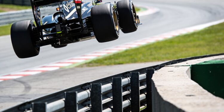 petrov verliest stuur in bizarre f1 crash maleisi 2011