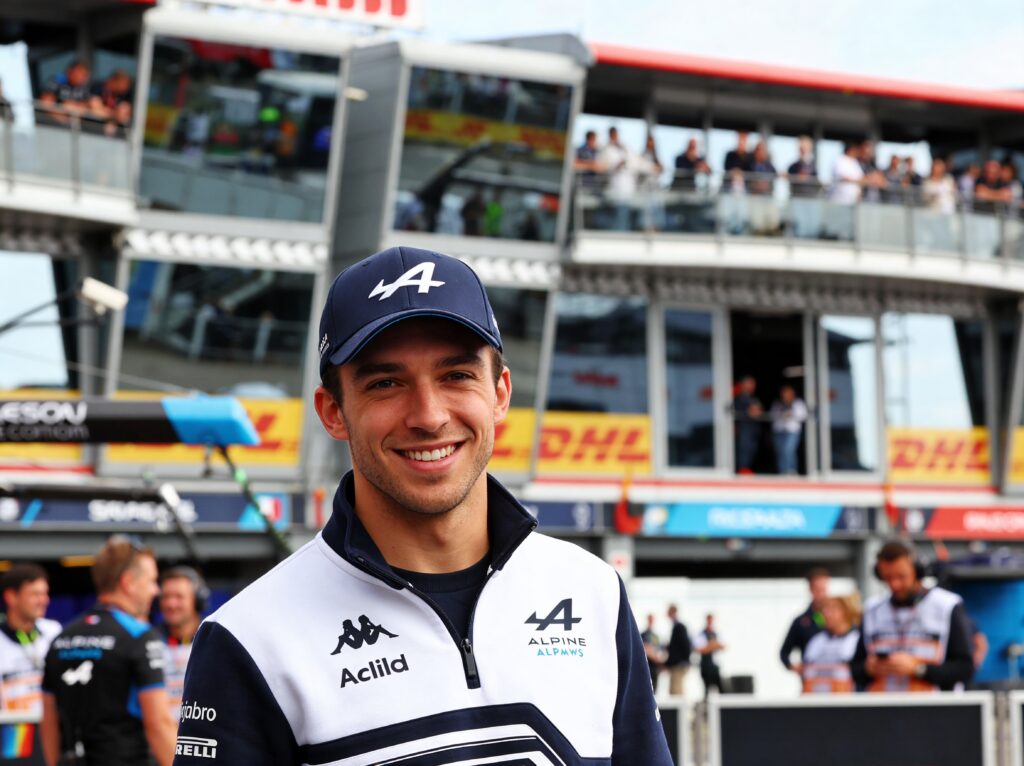 pierre gasly van racewagen naar mode icoon bij lacoste