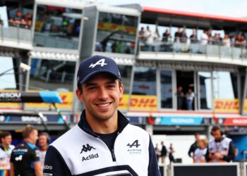 pierre gasly van racewagen naar mode icoon bij lacoste