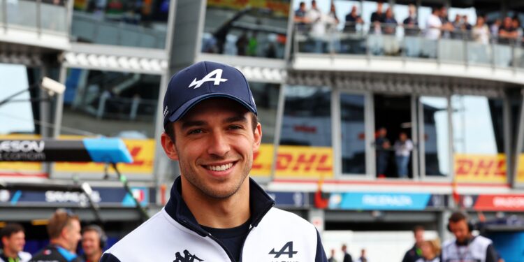 pierre gasly van racewagen naar mode icoon bij lacoste