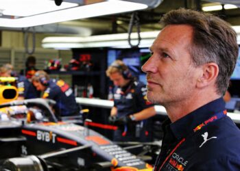red bull en ford overwegen riskante strategie voor