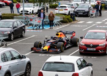 red bull f1 auto gespot op parkeerplaats van tesco