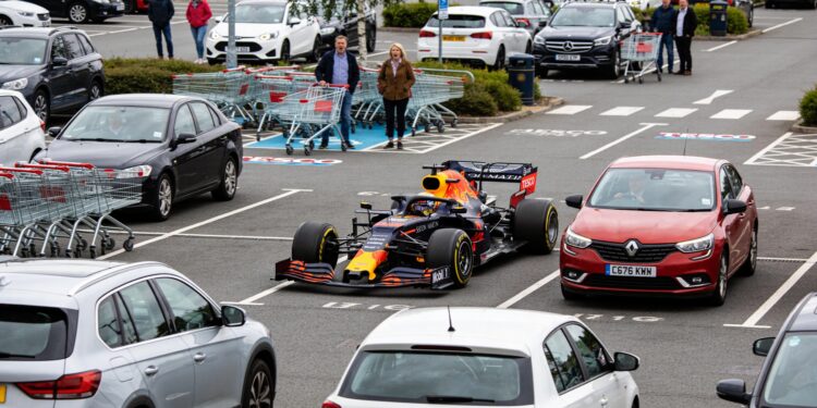 red bull f1 auto gespot op parkeerplaats van tesco