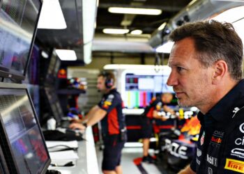 red bull ford overweegt af te zien van motorupgrad