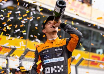 ricciardo legt uit zo begon de legendarische shoey