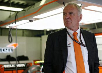 ron dennis stapt op als mclaren ceo na reeks schandalen