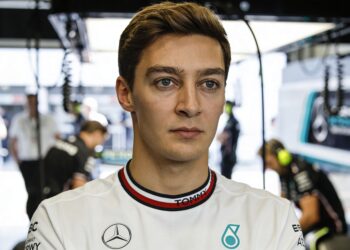 russell waarschuwt mercedes ondanks dominante seiz