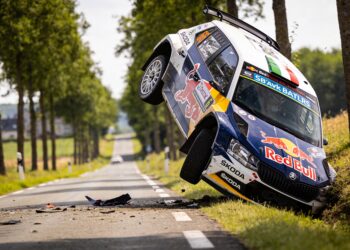 schokkende beelden tonen zware rallycrash jos vers