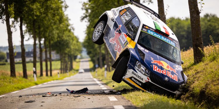 schokkende beelden tonen zware rallycrash jos vers