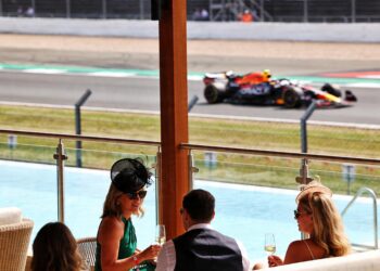 silverstone brengt glastonbury glamour naar f1 met luxe pop up hotel