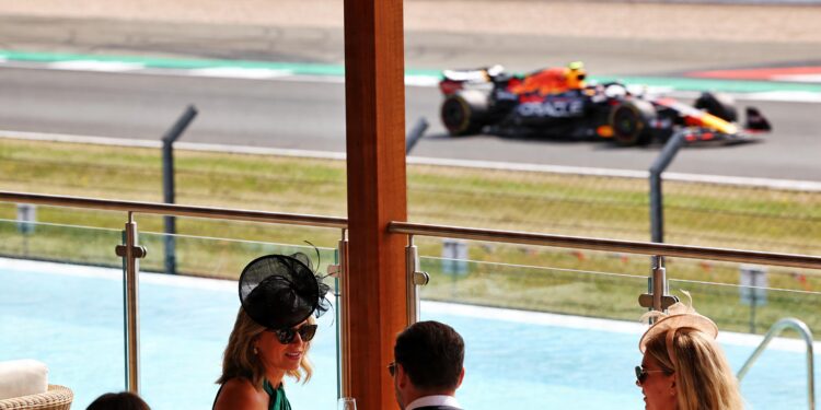 silverstone brengt glastonbury glamour naar f1 met luxe pop up hotel