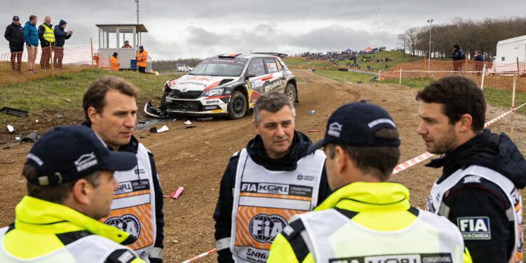 toeschouwer overlijdt na zware crash bij fia rally