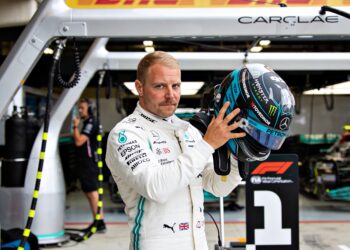 unieke racehelm van bottas cadillac debuut wordt g