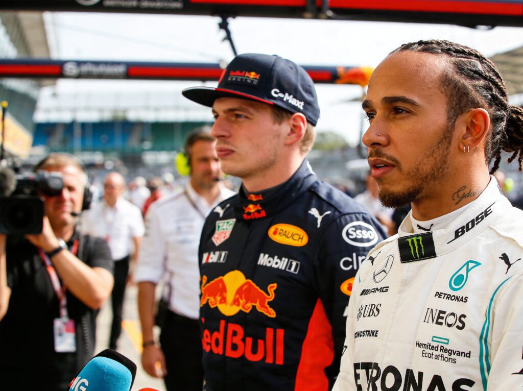 verstappen en hamilton torenhoog in f1 salarissen 2026