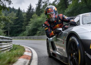verstappen profiteert van verkeer op nordschleife