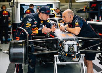 verstappen stuurt red bull aan na motorproblemen