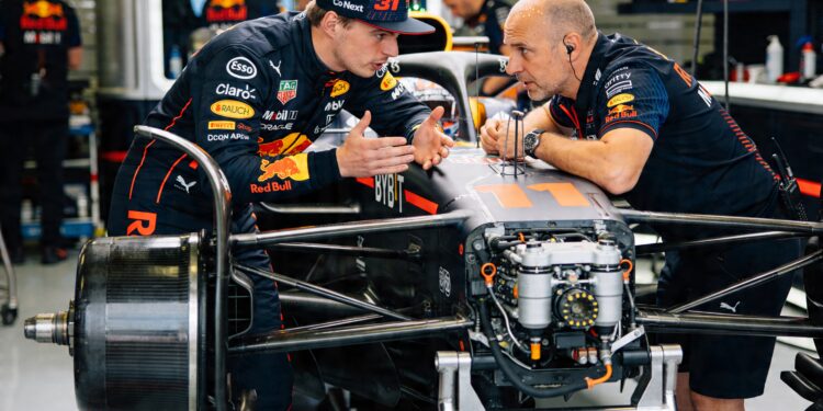 verstappen stuurt red bull aan na motorproblemen