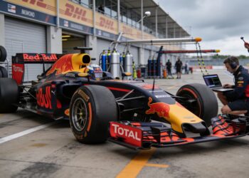 verstappen test vernieuwde red bull rb22 op silver