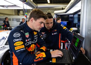 verstappen zoekt race actie op nurburgring in f1 v