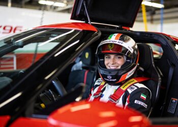 vicky piria ruilt f1 studio voor ferrari racestoel