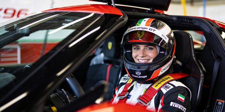 vicky piria ruilt f1 studio voor ferrari racestoel