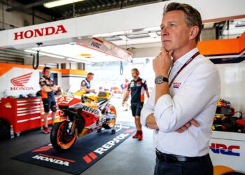 voormalig red bull baas horner duikt op in motogp