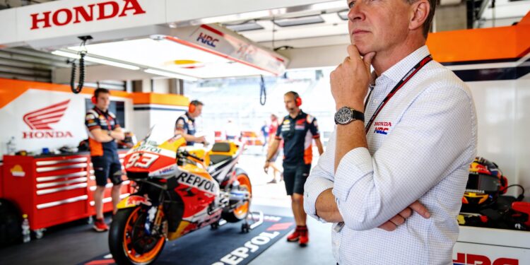 voormalig red bull baas horner duikt op in motogp